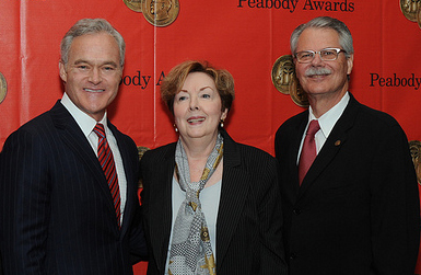 From left to right: Peabody Awards host Scott Pelley, Sara Newcomb, Horace Newcomb (Anders Krusberg/Peabody Awards)